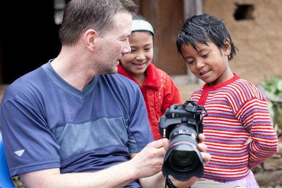 Nepali children take an interest in Gordon's photographs of them